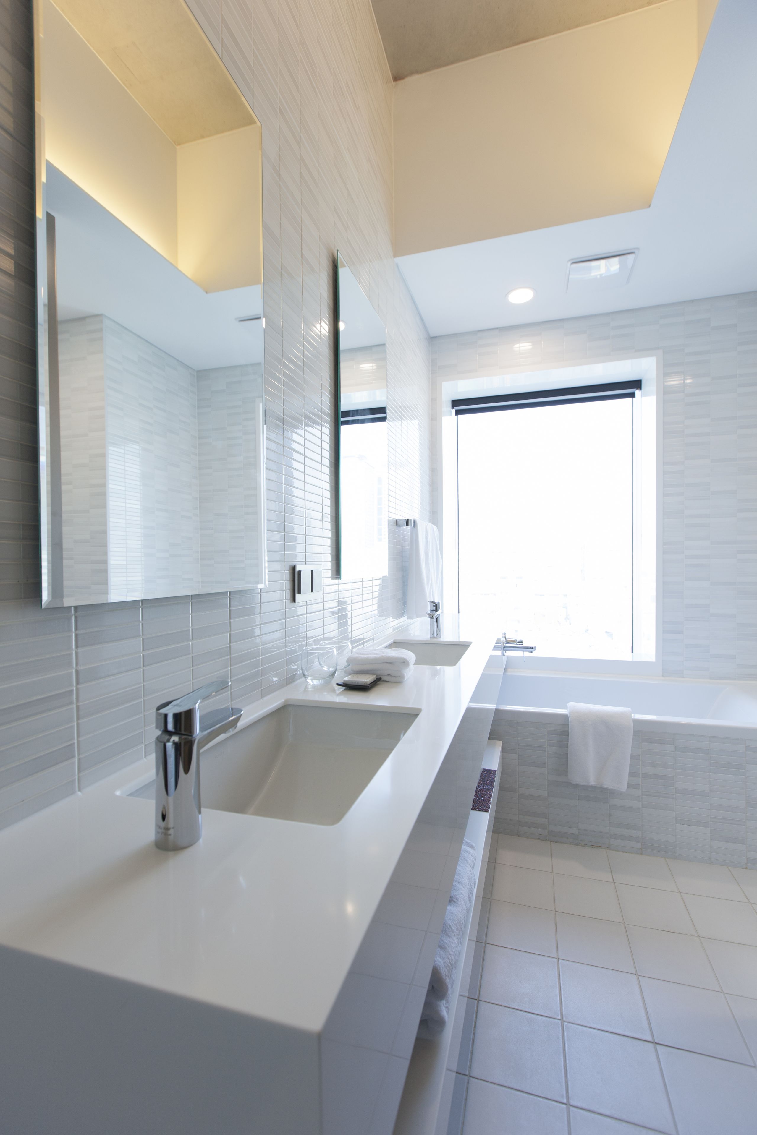 combined shower/bathtub, deep-soaking bathtub, free toiletries