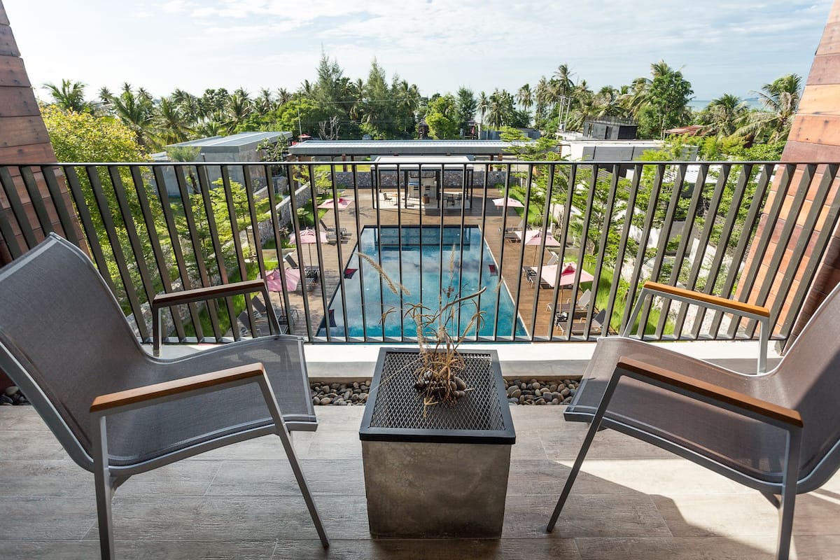 Deluxe Loft, 1 Bedroom | Minibar, in-room safe, desk, rollaway beds