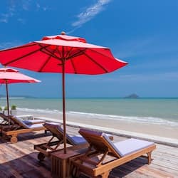 Di pantai, kerusi lepak pantai, payung, tuala pantai