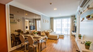Un apartamento moderno con comedor, sala de estar y cocina.