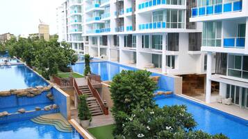 8 outdoor pools