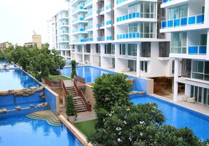 8 piscinas externas