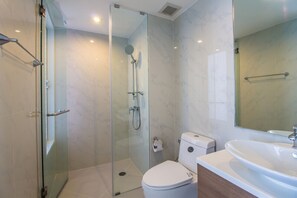 Condo, 2 quartos (2 Bedrooms Condo) | Banheiro | Chuveiro, chuveiro com efeito de chuva, secador de cabelo