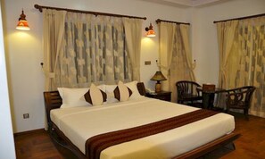 Minibar, in-room safe, desk, blackout curtains - Shwe Yè Mon Hotel (Mandalay)