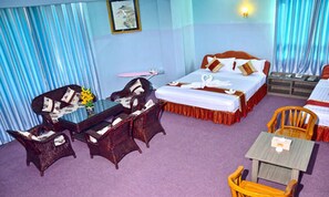 Suite | Minibar, in-room safe, desk, blackout drapes - Shwe Yè Mon Hotel (Mandalay)
