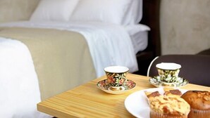 Dobbeltrom – deluxe | Sengetøy av topp kvalitet, skrivebord, blendingsgardiner og sengetøy