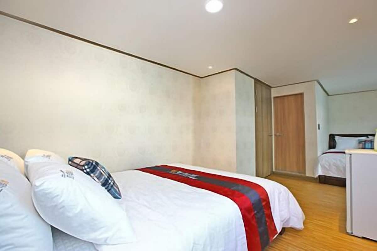 Suite Room(2beds) | 1 slaapkamer, luxe beddengoed, een bureau, verduisterende gordijnen