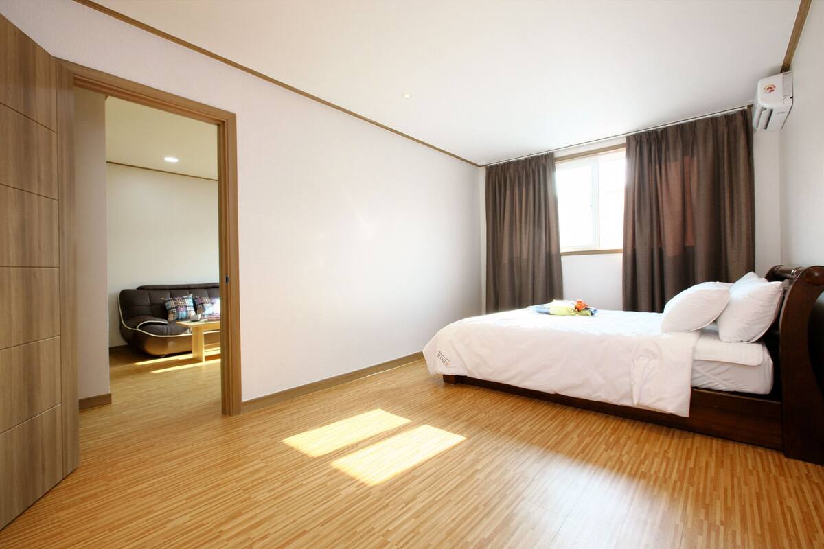 1 BedRoom Condo | 高級寢具、書桌、遮光布/窗簾、床單