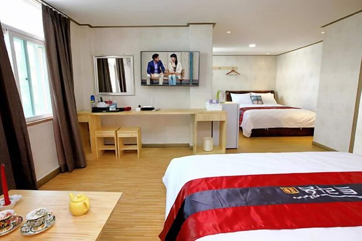 Hochwertige Bettwaren, Schreibtisch, Verdunkelungsvorhänge