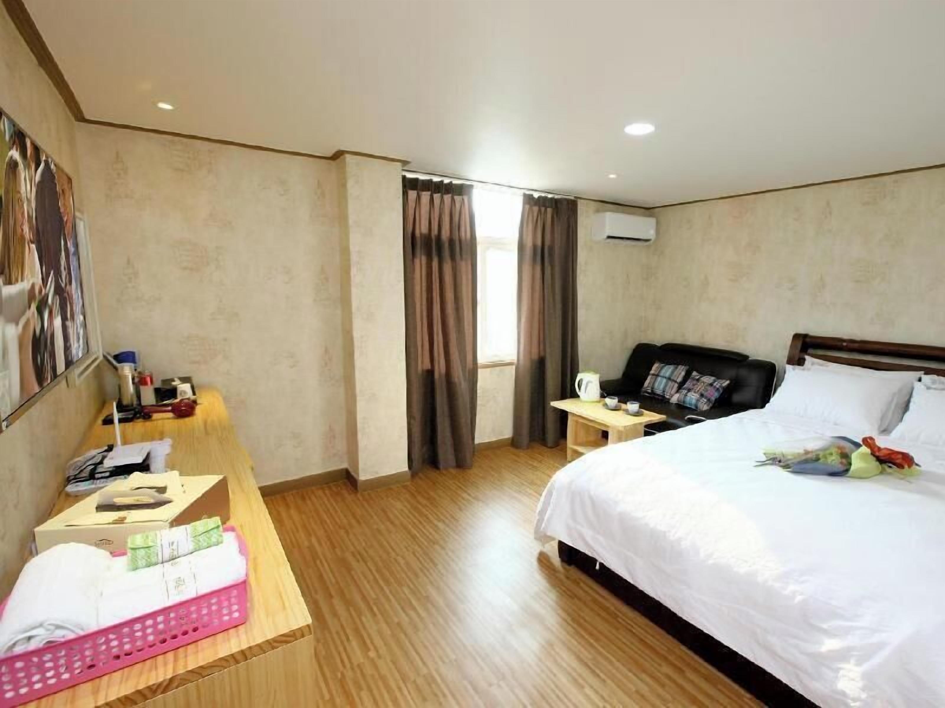 Premium bedding, desk, blackout curtains, free wired Internet