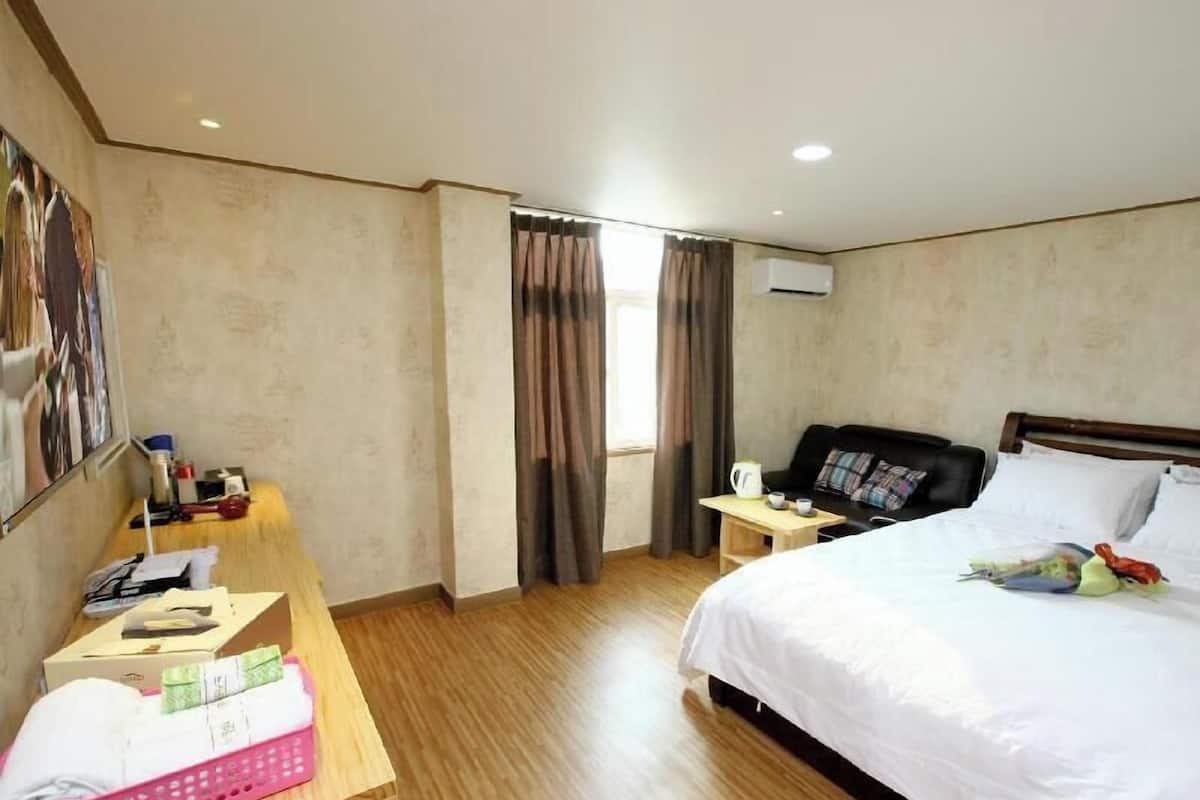 Hochwertige Bettwaren, Schreibtisch, Verdunkelungsvorhänge