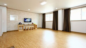 Grandroom Condo | Oppholdsområde | En 42-tommers LED-TV med digitale kanaler samt TV