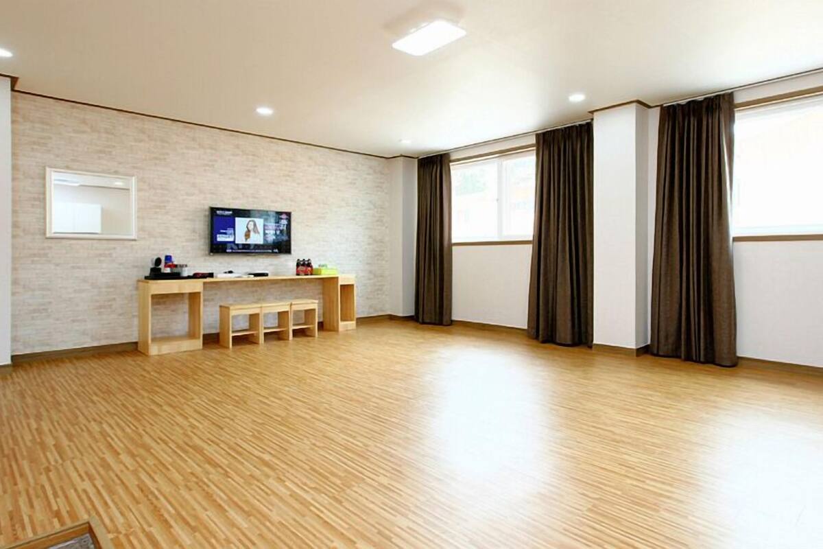 Grandroom Condo | 起居區 | 42-吋LED 液晶電視、數位頻道、電視