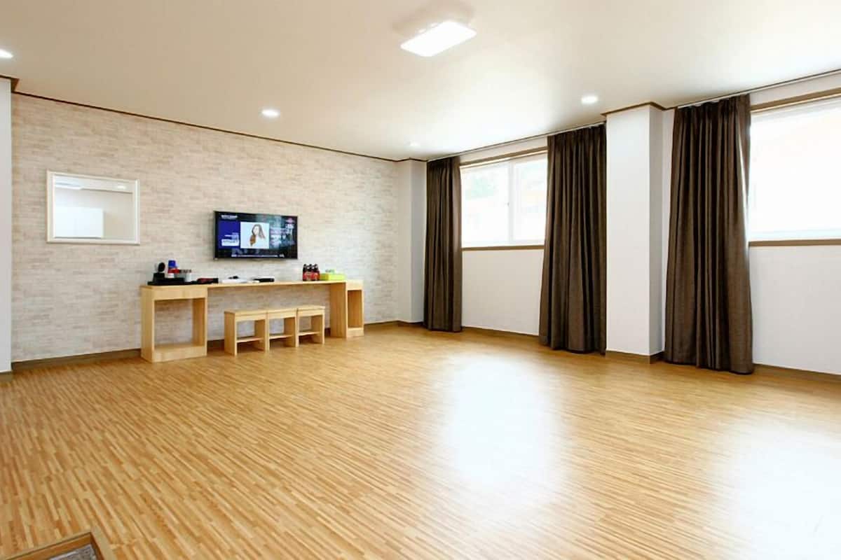 Grandroom Condo | Woonruimte | Een 42-inch ledtelevisie met digitale zenders en een televisie