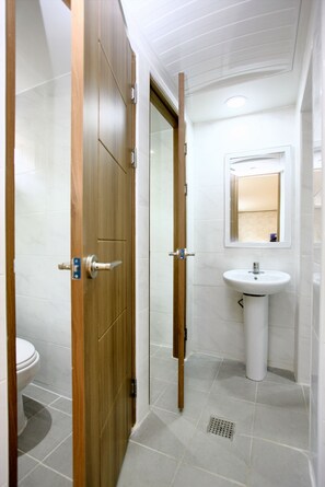 Grandroom Condo | Bathroom | Shower, free toiletries, hair dryer, towels - Traum Hotel & Condo (Gapyeong)