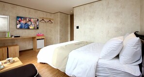 Kamar Double Deluks | Seprai premium, meja kerja, dan tirai kedap cahaya