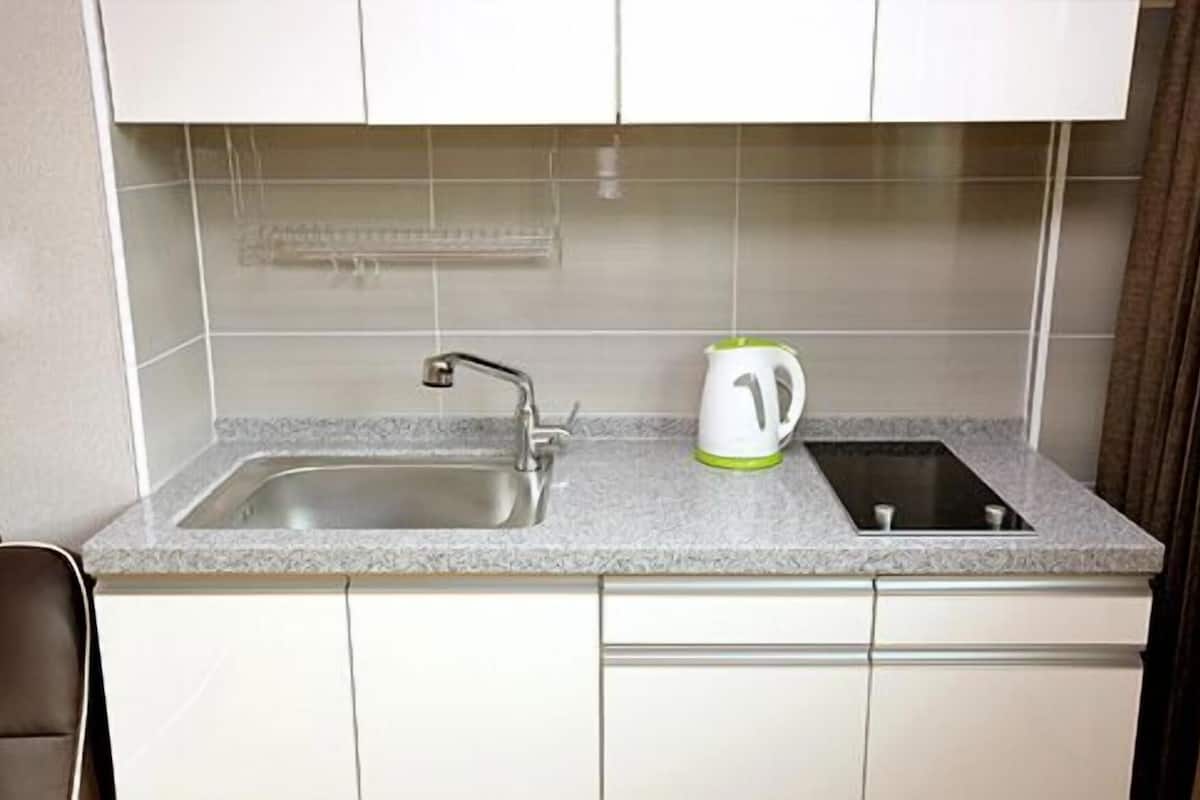 Eigene Küche | Kühlschrank, Wasserkocher mit Kaffee-/Teezubehör