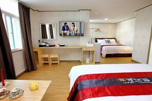 Suite Room(2beds) | 高級寢具、書桌、遮光布/窗簾、免費有線上網