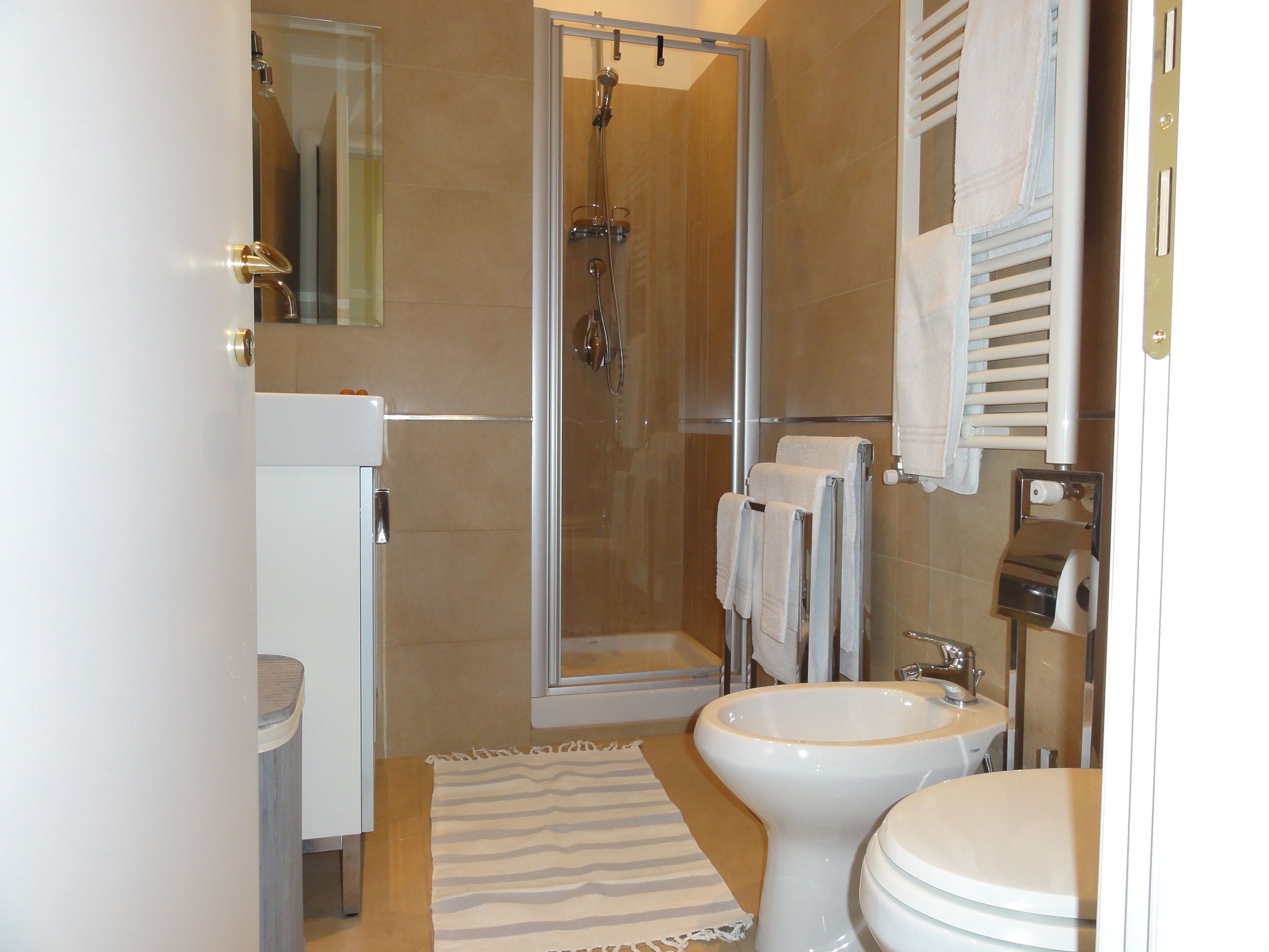 Double Room | Bathroom | Shower, free toiletries, hair dryer, bathrobes