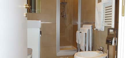 Doppelzimmer | Badezimmer | Dusche, kostenlose Toilettenartikel, Haartrockner, Bademäntel
