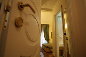 Quarto casal | Cofres nos quartos, escrivaninha, quartos à prova de som