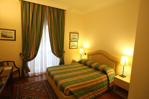Quarto casal | Cofres nos quartos, escrivaninha, quartos à prova de som