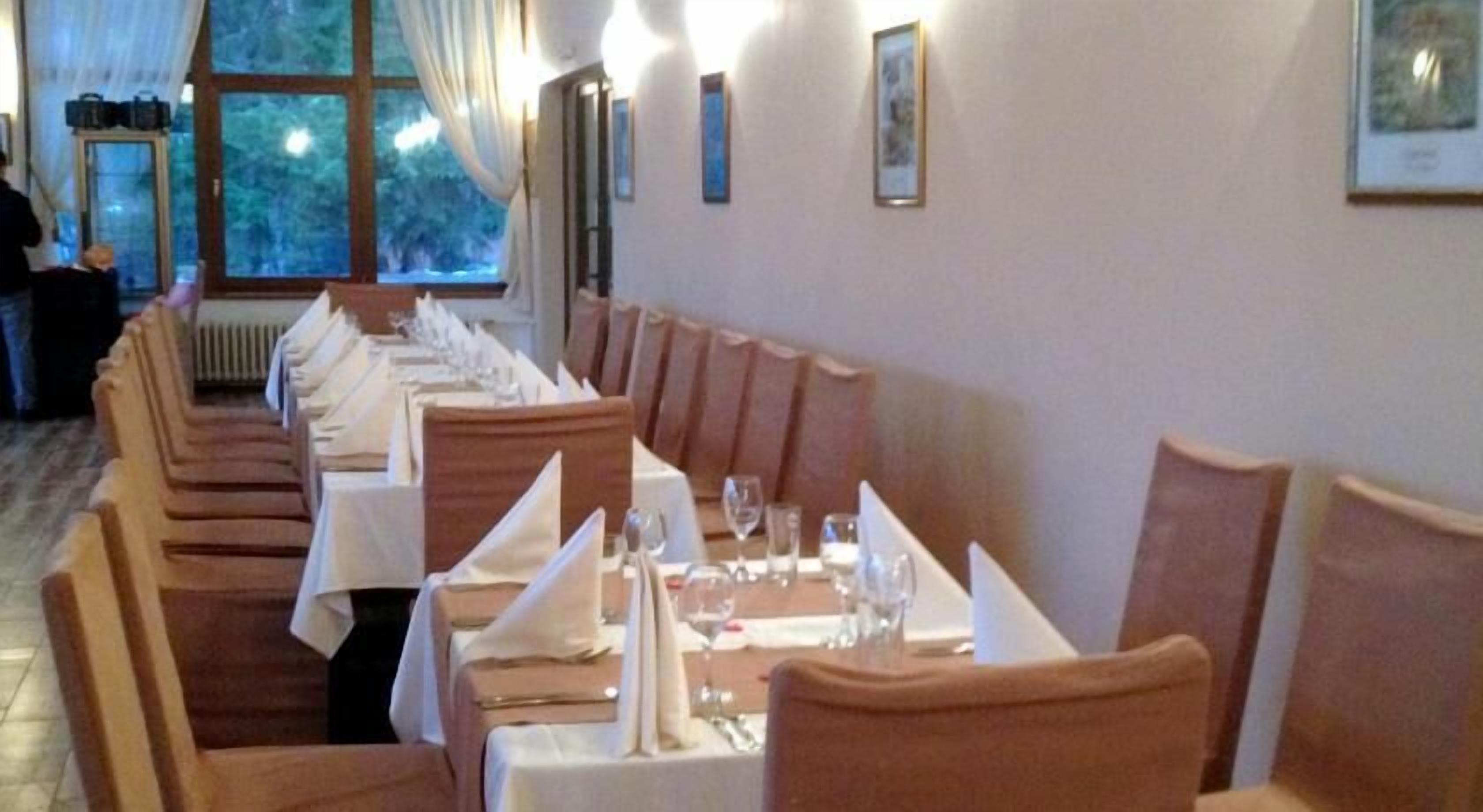 breakfast, lunch, dinner served; international cuisine