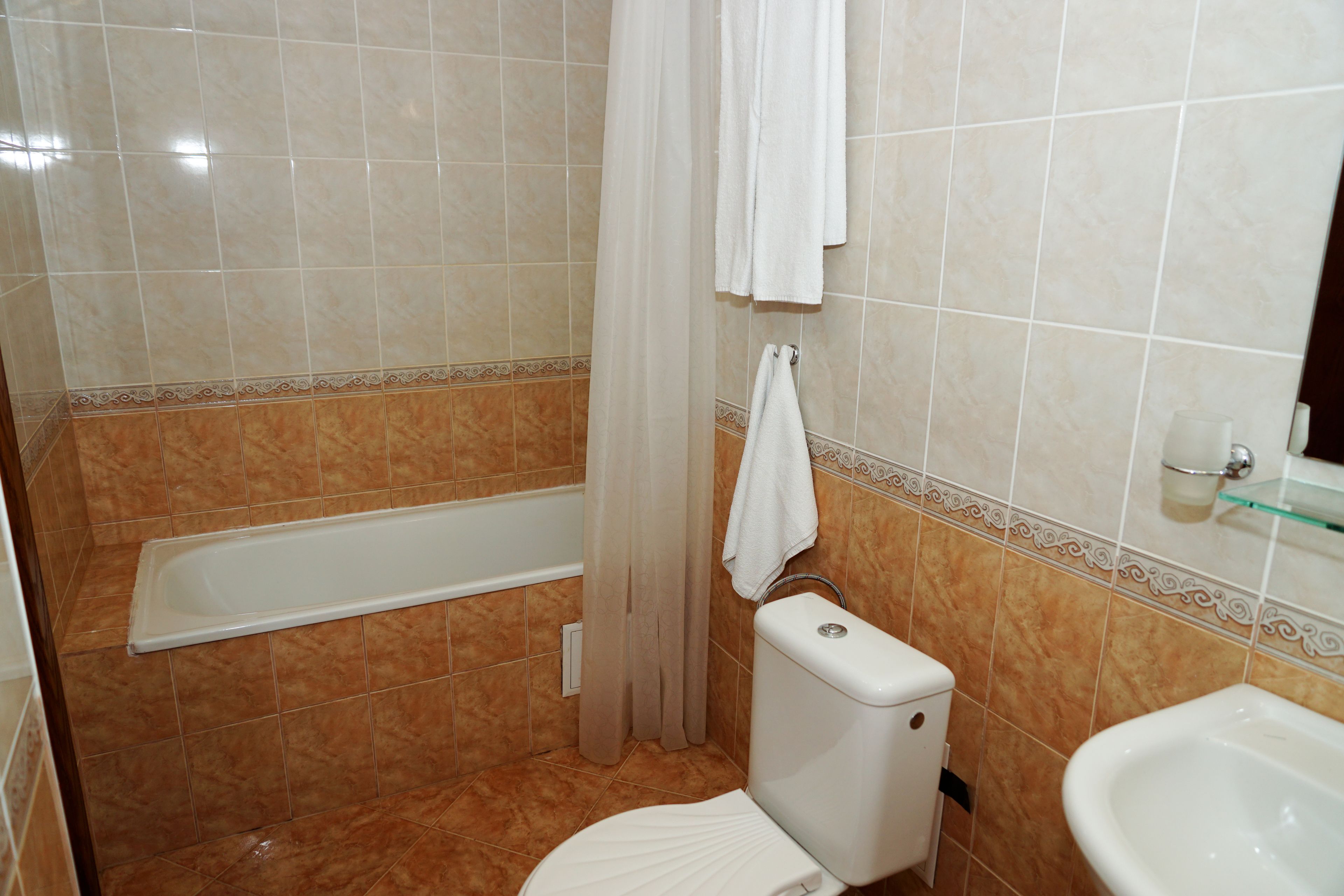 shower, free toiletries, towels