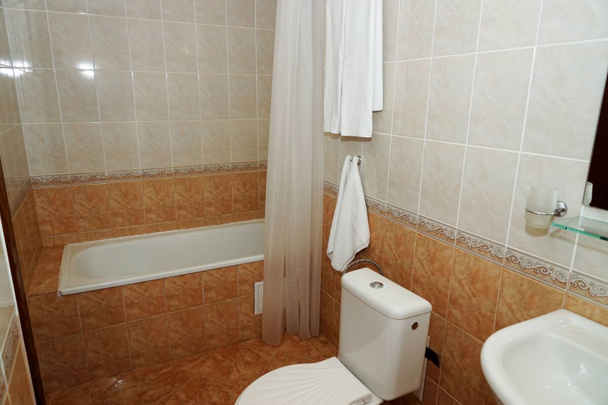 shower, free toiletries, towels