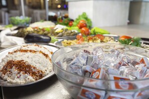 بوفيه فطور مجانًا يوميًا