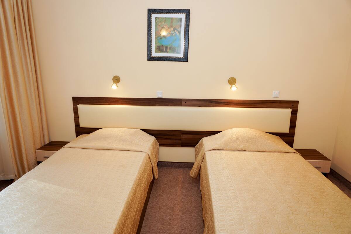 1 yatak odası, masa, çarşaf takımı