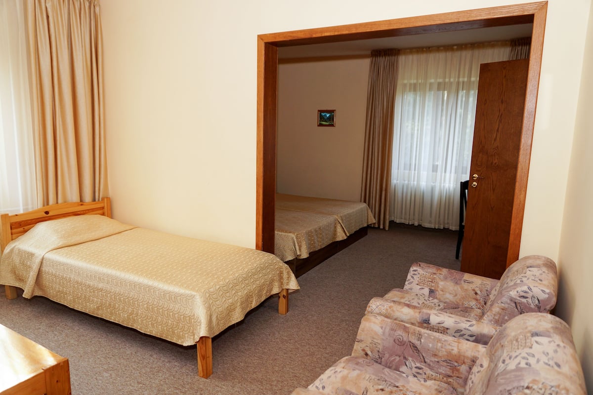 1 yatak odası, masa, çarşaf takımı