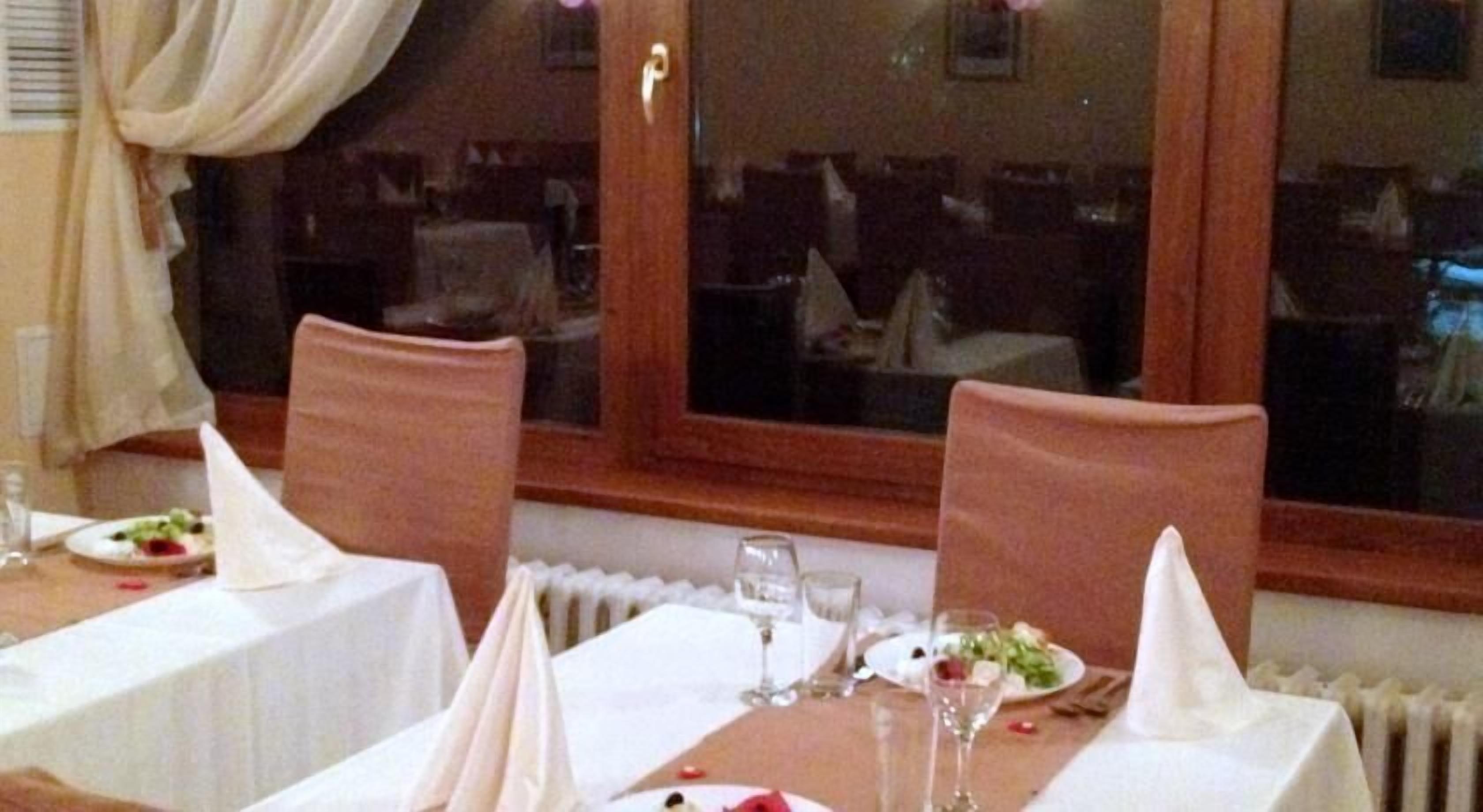 breakfast, lunch, dinner served; international cuisine