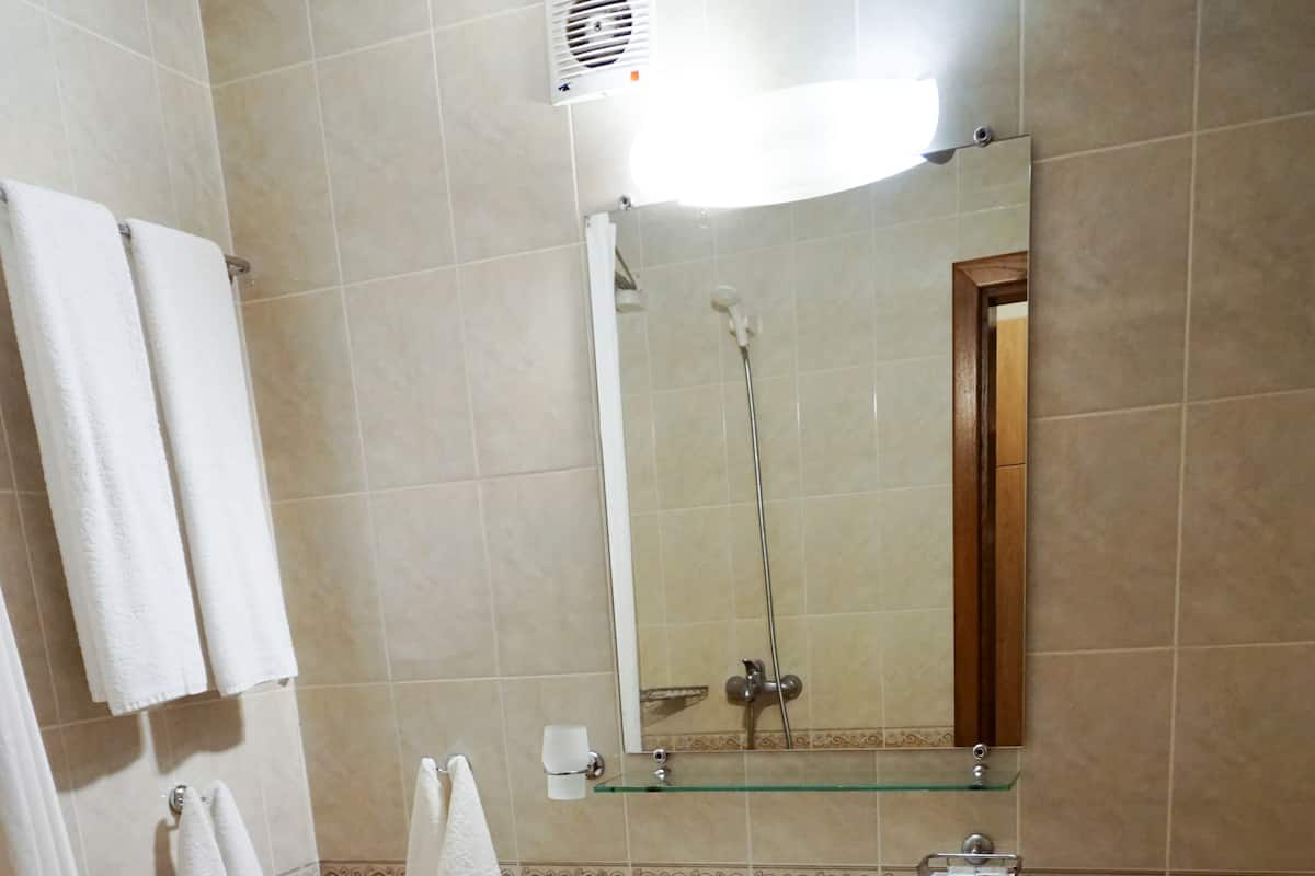 Duş, ücretsiz banyo/kozmetik ürünleri, havlu