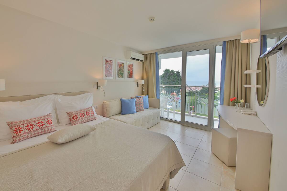 Double Room | Minibar, in-room safe, cribs (free), WiFi (free)