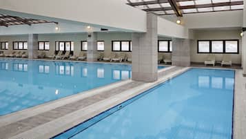 Una piscina cubierta