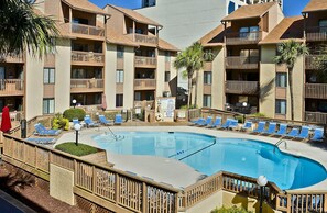 3 Bedroom Condo, Poolside (Sleeps up to 8) | 屋外プール