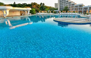 Una piscina techada, una piscina al aire libre