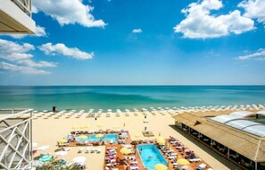 Privatstrand, Liegestühle, Sonnenschirme