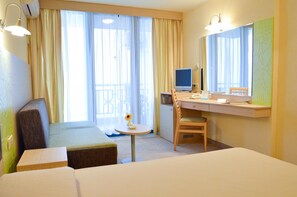 Minibar, escritorio, wifi gratis y ropa de cama 
