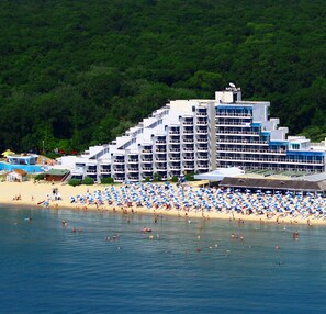 Playa privada, camastros y sombrillas 