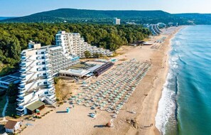 Playa privada, sillas reclinables de playa, sombrillas
