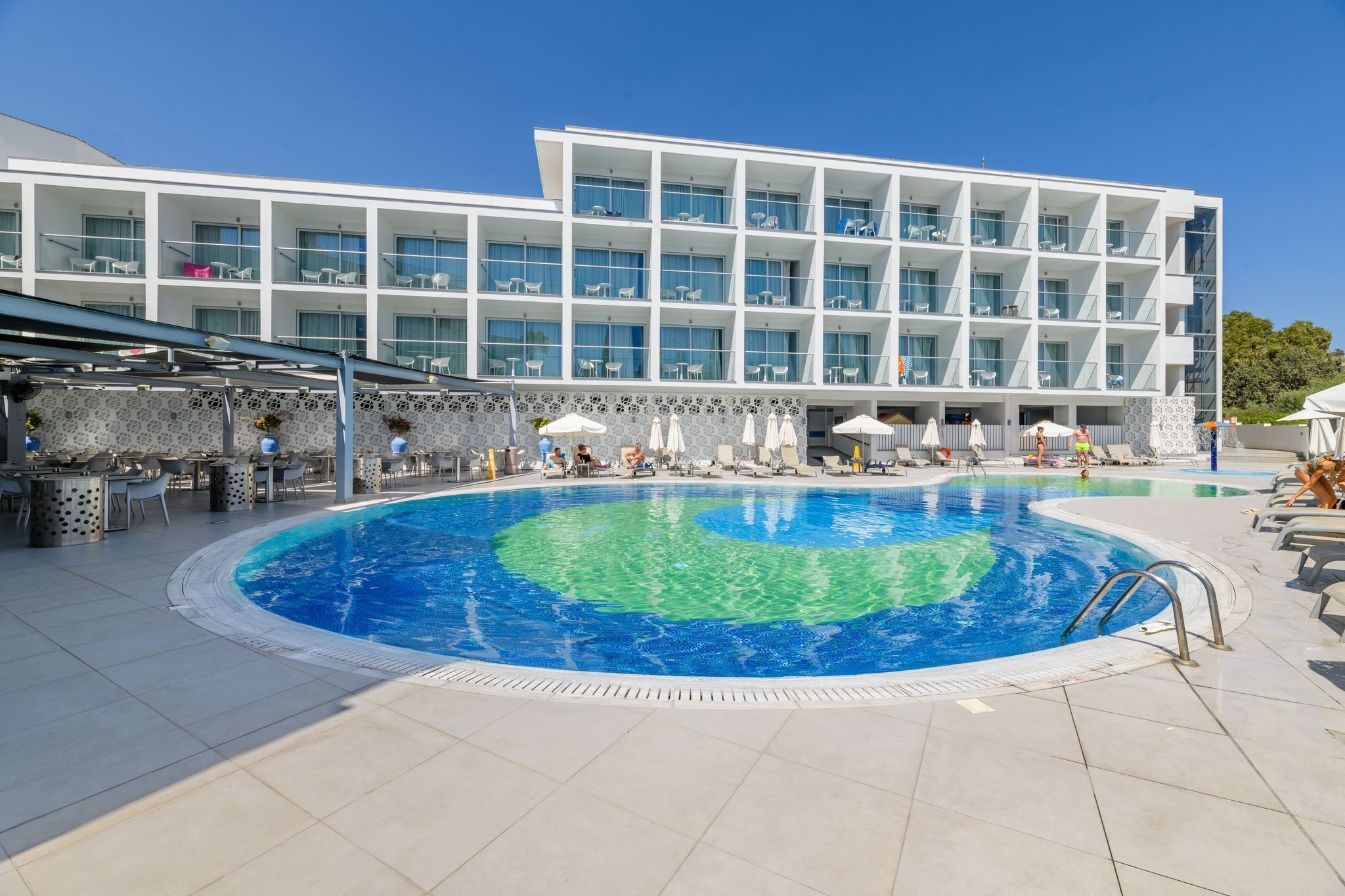 Piscine extérieure (ouverte en saison), parasols de plage