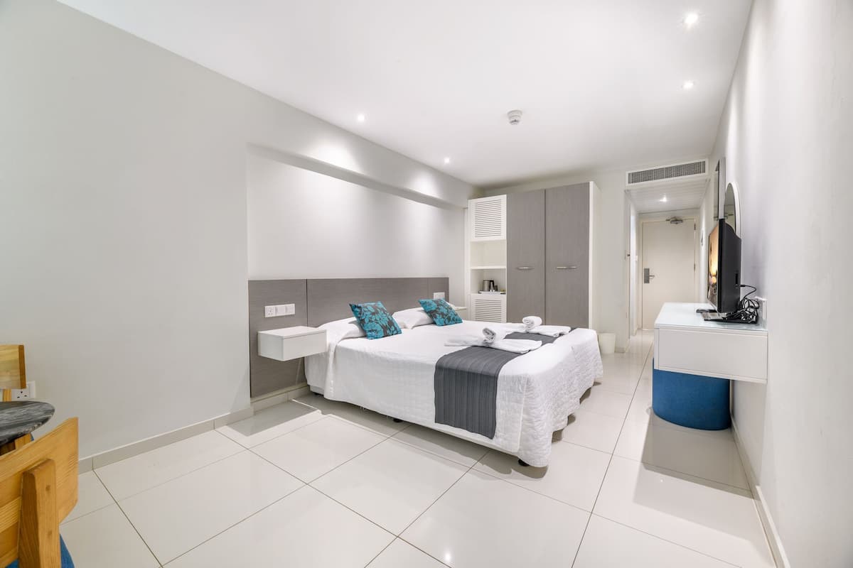 standard double or twin room | 1 bedroom, in-room safe, free wifi, bed sheets