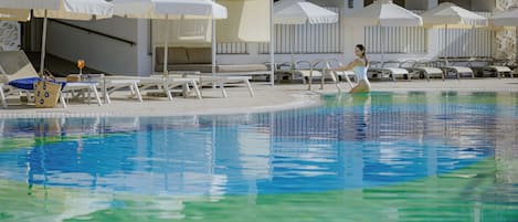 Piscina stagionale all'aperto, ombrelloni da piscina, lettini