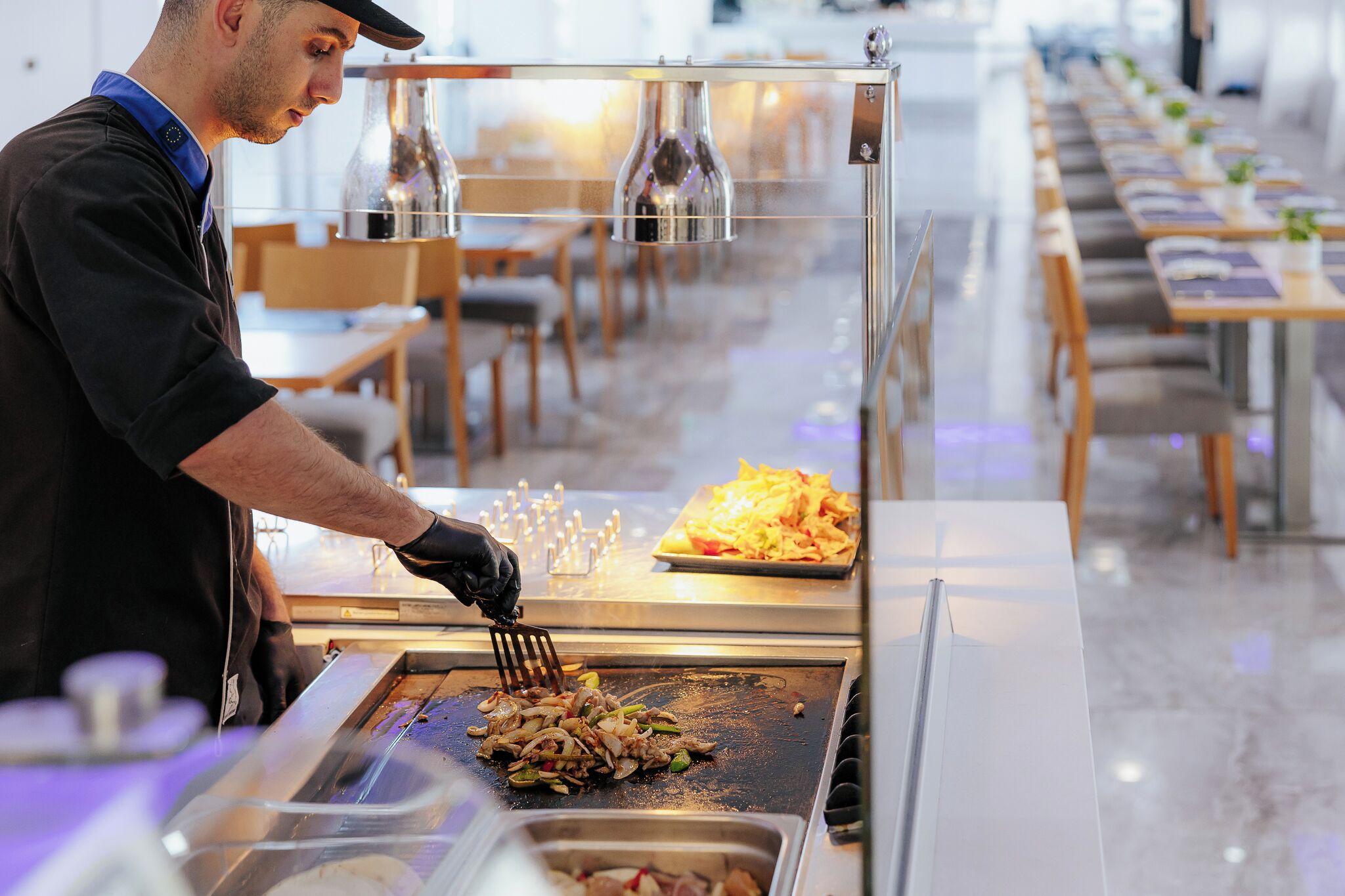 Frokost og middag serveres, internasjonale retter, utsikt mot bassenget 