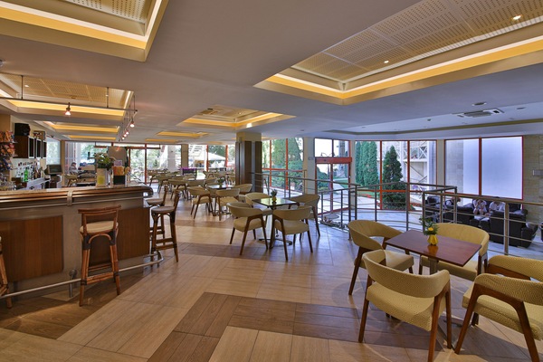 2 bars/lounges, poolside bar