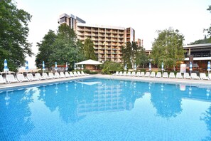 Seasonal outdoor pool, pool umbrellas, pool loungers - Hotel Kaliakra Beach - Ultra All Inclusive (Albena)