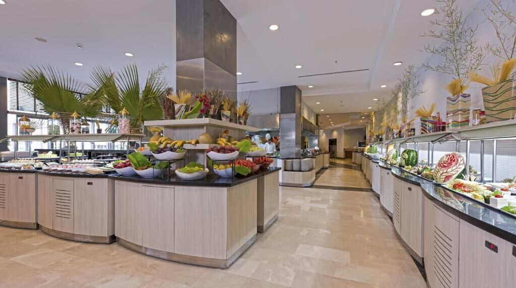 2 restaurants, breakfast, lunch, dinner served; international cuisine 