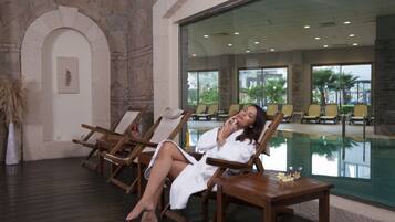 Innenpool, 4 Außenpools, Sonnenschirme, Liegestühle